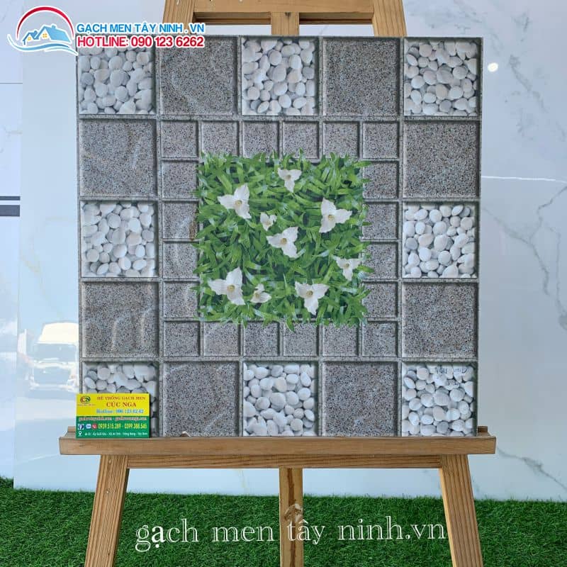 mẫu gạch sân vườn 50x50 cỏ giữa suga